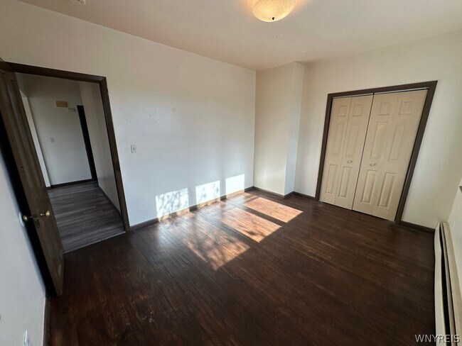 Building Photo - 654 Hertel Ave