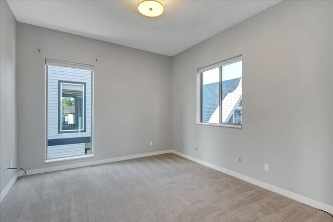 Building Photo - $500 off first month's rent! Spacious, light-filled 4-bdrm/3.5-bath home w/ roof deck