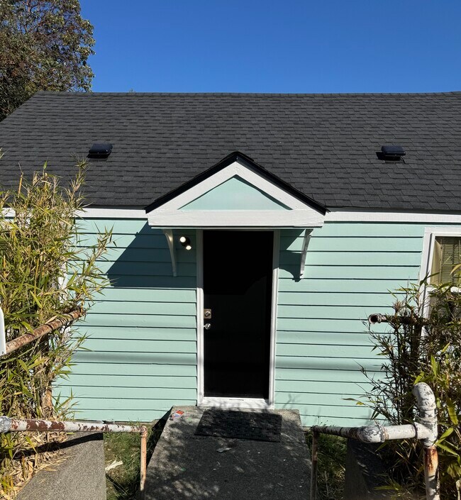 Building Photo - 2572 Perry Ave