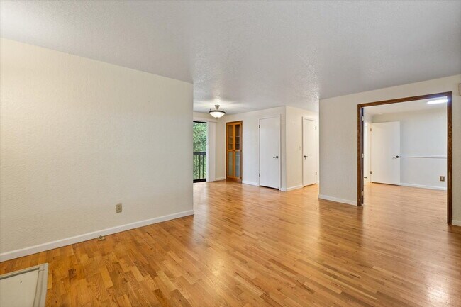 Building Photo - Spacious 3 bed 2.5 bath in Eastgate neighborhood.