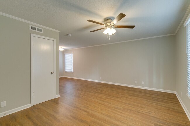 Building Photo - Columbia, TN Two Bedroom Duplex at 1027 Ch...