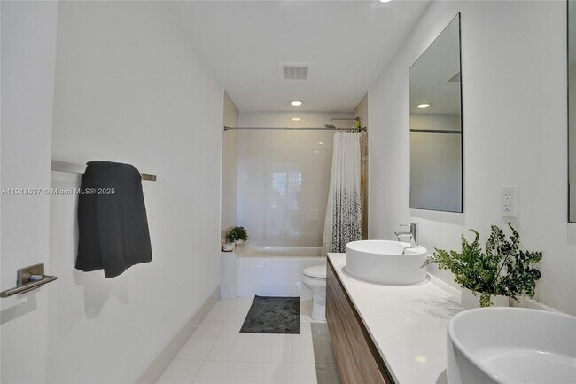 Building Photo - 121 NE 34th St