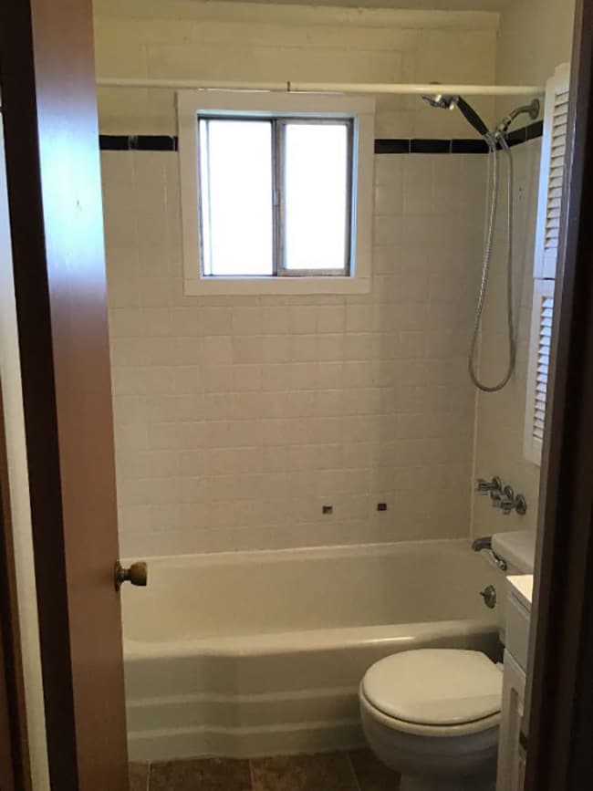 Building Photo - Charming and Well-Maintained 3-Bedroom Dup...