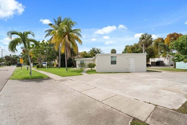 Building Photo - 121 S Lake Dr