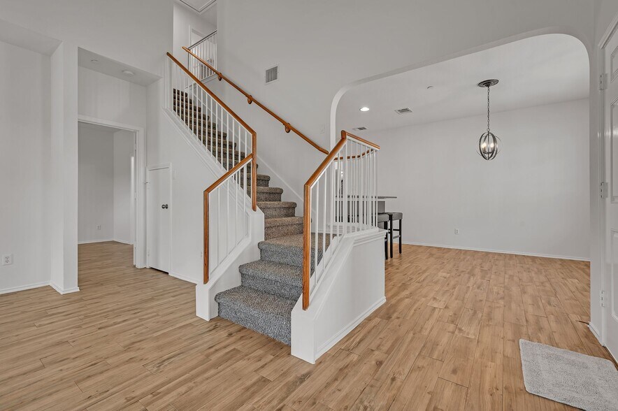 foyer and dining room - 9201 Brodie Ln
