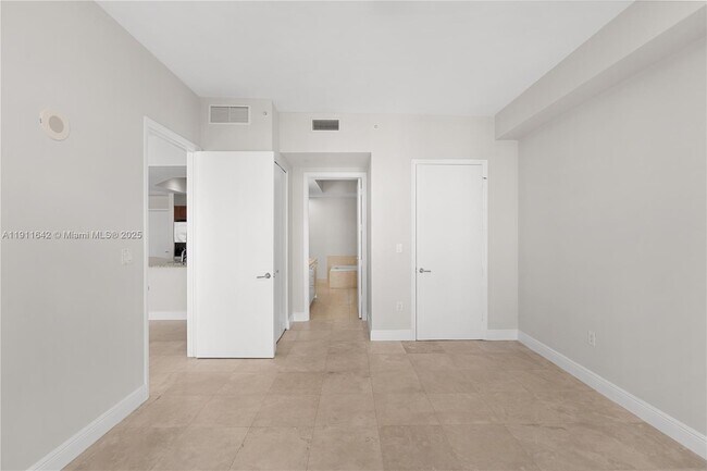 Building Photo - 19900 E Country Club Dr