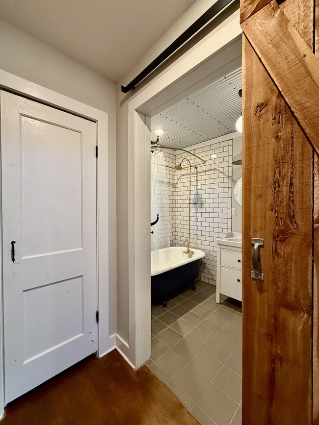 Building Photo - 574 Primitive St