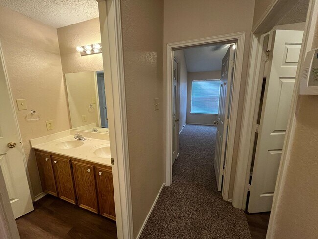 Building Photo - Large 4 Bedroom Home in Skipcha Mountain!