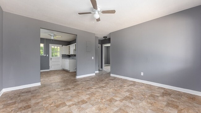 Building Photo - Centrally Located 2 bedroom 1 bathroom!!
