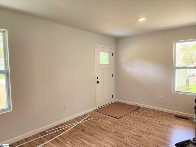 Building Photo - 109 2nd St