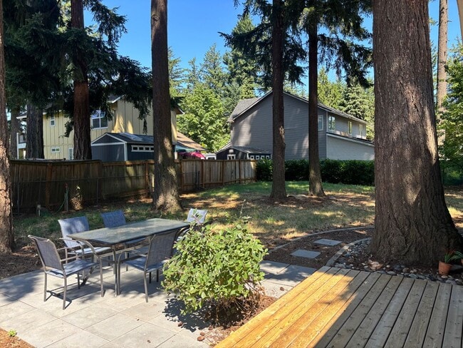 Building Photo - Newly Remodeled Home With Large Fenced Yar...