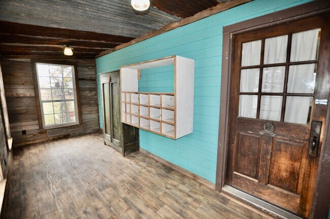 Building Photo - COMING SOON - FOR LEASE! Hard to Find Hors...