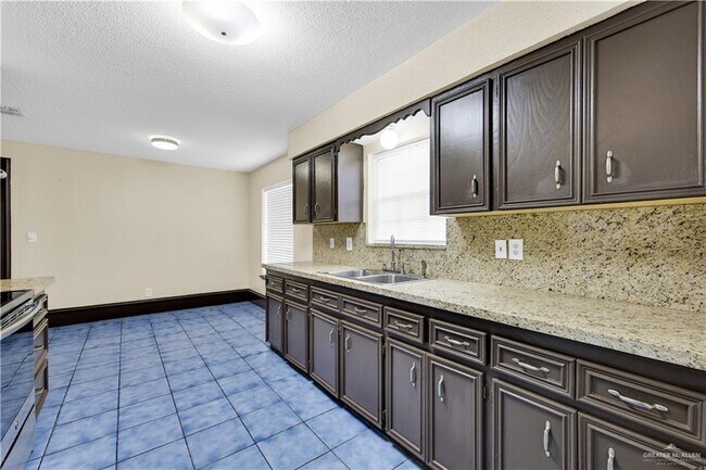 Building Photo - 17 Pin Oak Rd