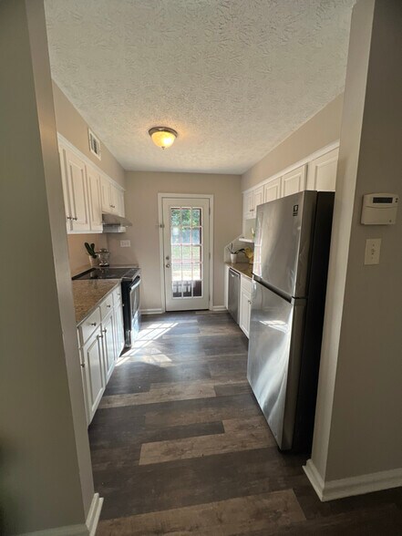 Building Photo - 2220 Mahan Dr
