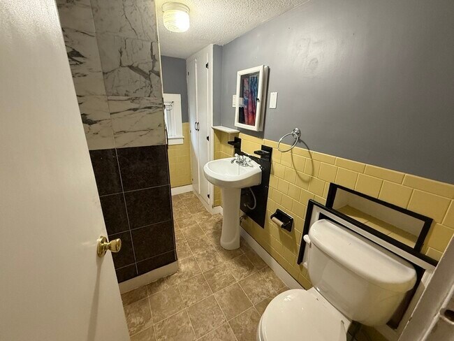 Building Photo - 949 Locust St