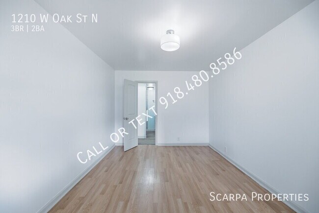 Building Photo - 1210 W Oak St