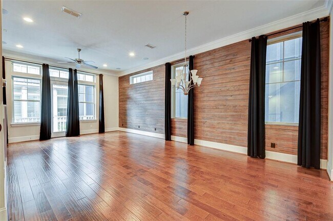 Building Photo - 720 N Shepherd Dr