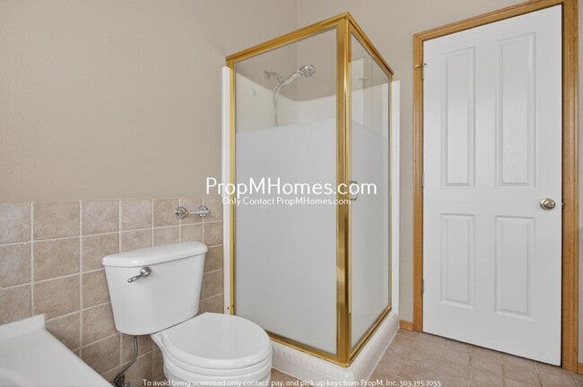Building Photo - Spacious Three Bedroom Home in Clackamas!