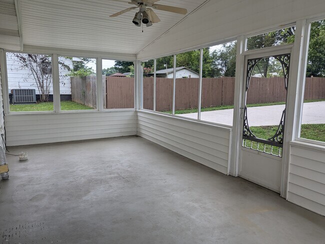 Building Photo - 908 Columbia Rd