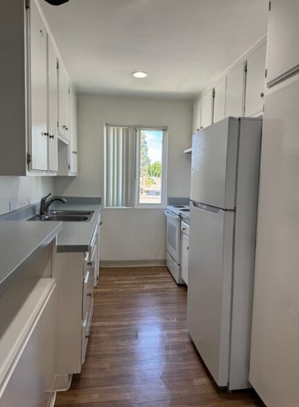 Kitchen - 400 N Acacia Ave