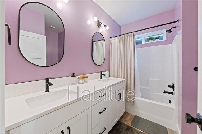 Building Photo - 917 E Bissett St