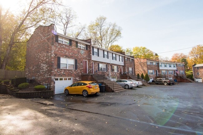 Building Photo - Beautiful Two Bedroom Townhouse in Plum! Equipped Kitchen, Patio & More! Call Today!