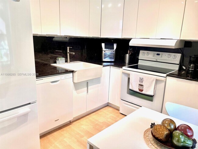 Building Photo - 2841 Somerset Dr