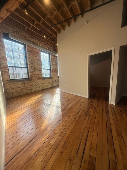 Building Photo - 146 S River Ave