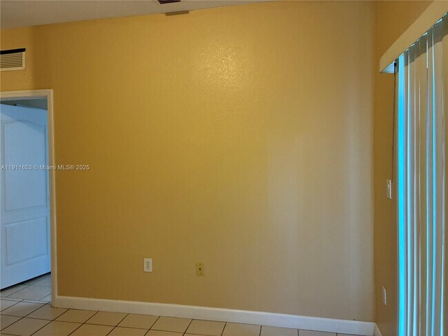 Building Photo - 1536 SE 25th St