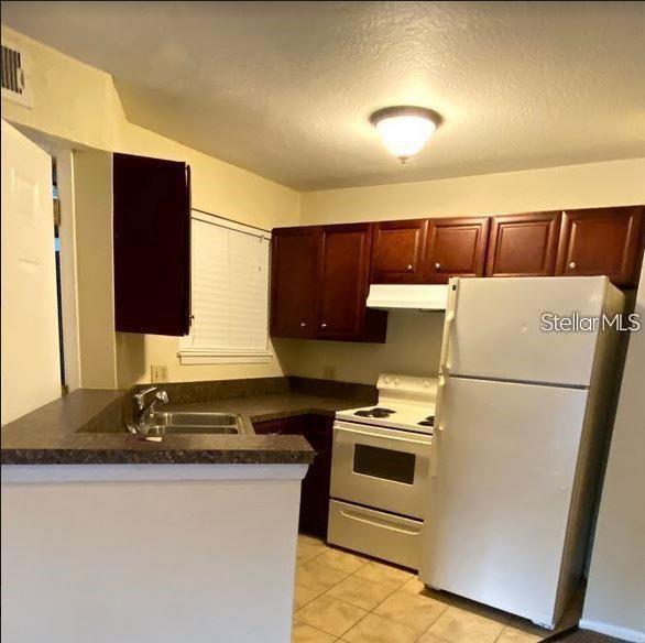 Building Photo - 1940 Lake Atriums Cir