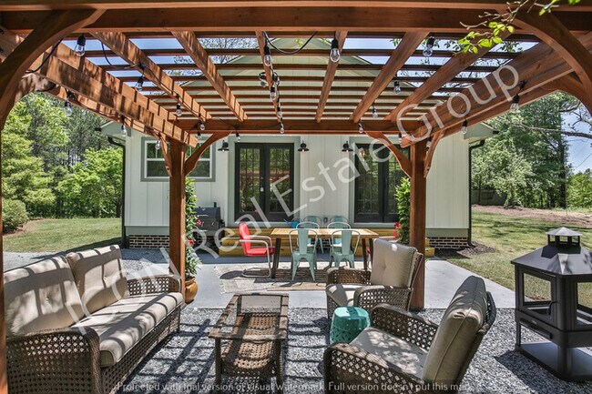 Building Photo - 3/2 Home on large lot in Woodstock