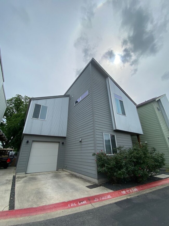 Building Photo - Beautiful Home Move in Ready Located minutes from Southtown!