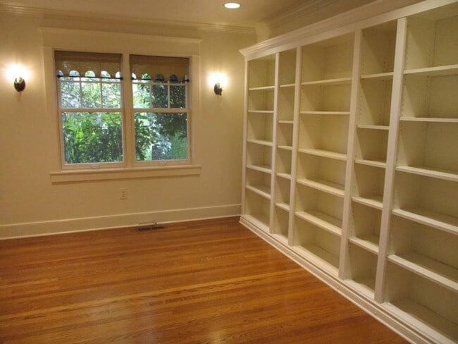 Building Photo - Stunning 4 Bedroom Home in North End Tacoma
