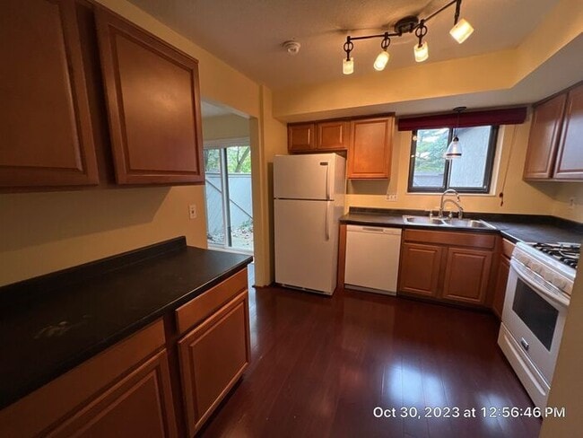 Building Photo - Olentangy Condominiums 2 Bedroom