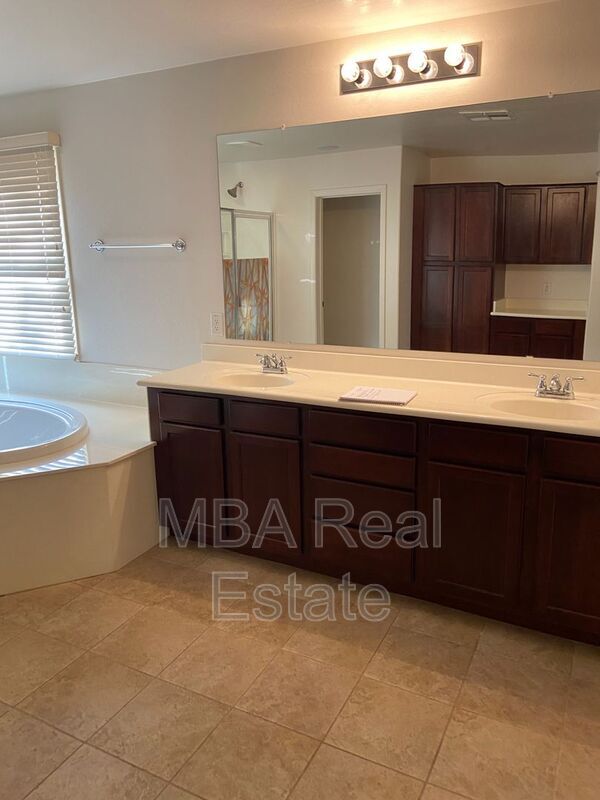 Building Photo - 5316 S 23rd Way