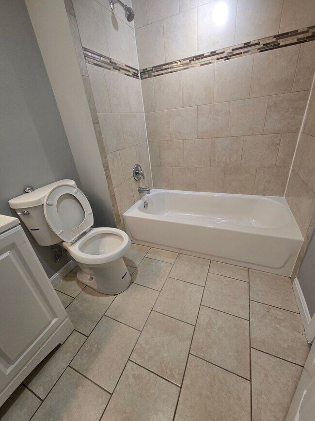 Building Photo - **VOUCHER HOLDERS **NEWLY REMODELED TOWNHOME IN CENTRAL LOCATION! 3 BEDROOM 2 1/2 BATH, FINISHED ...