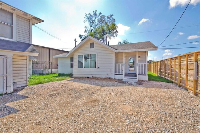 Building Photo - 1700 Durham Dr