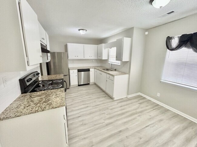 Building Photo - 4304 Chalet Cir