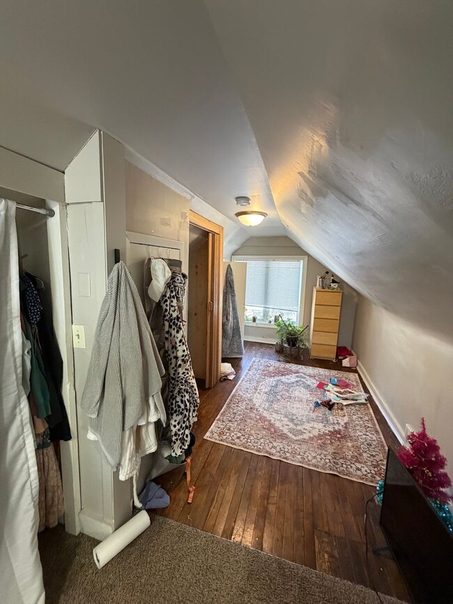 Building Photo - AVAILABLE JUNE 1ST 2026 - Beautiful 3 bed/2 bath House