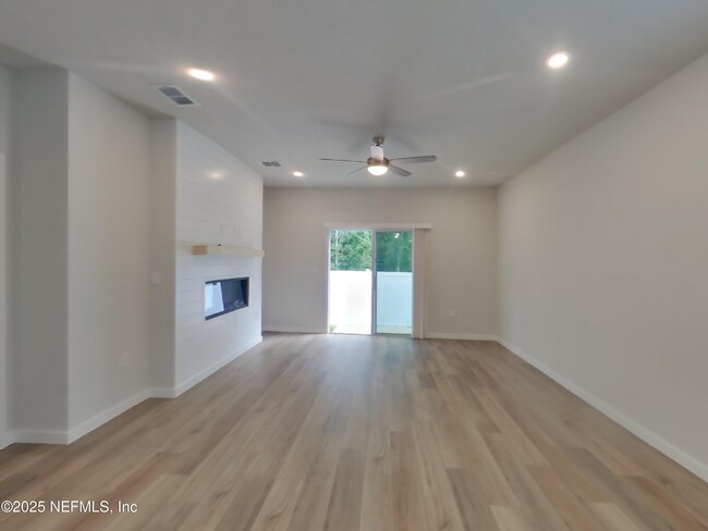 Building Photo - 14881 Praline Ct