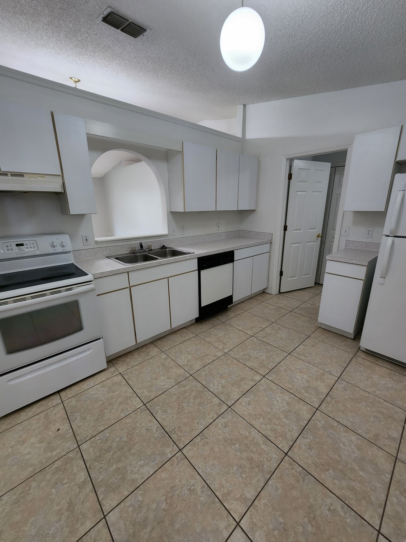 Kitchen - 4100 Mendenwood Ln