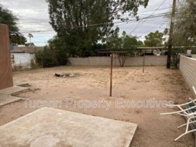 Building Photo - 1233 E Mabel St