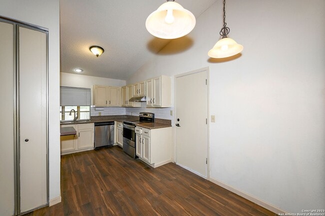 Building Photo - SPACIOUS 4-BEDROOM IN VALLEY FORGE