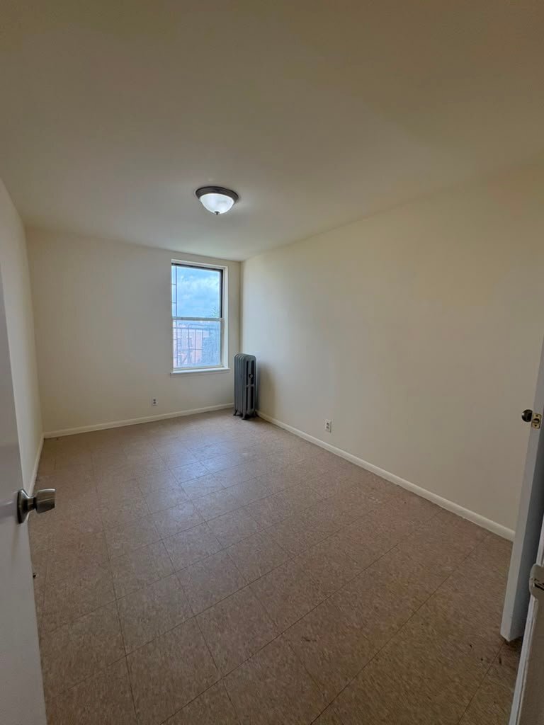 Building Photo - 185 Valentine Ln