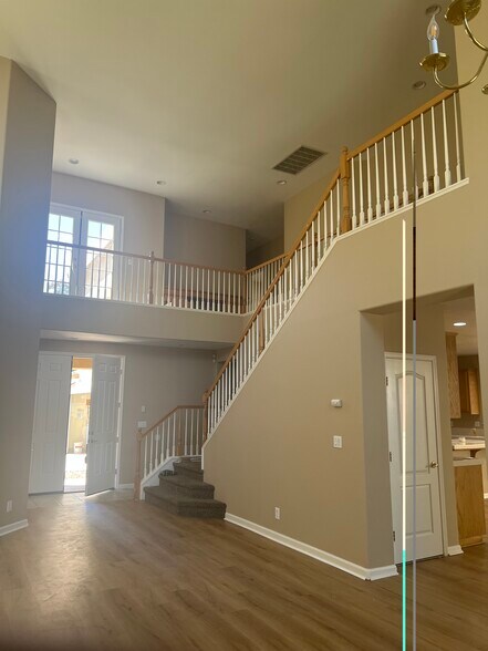 Building Photo - 1571 Riverview Ave