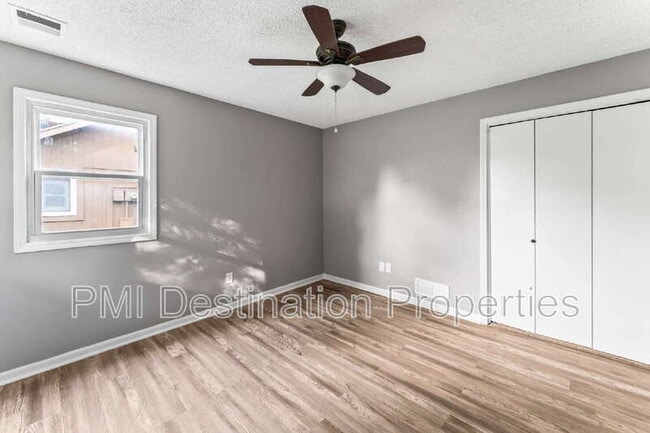 Building Photo - 1322 N Harvey Dr