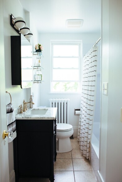 Furnished bathroom - 1170 Jancey St