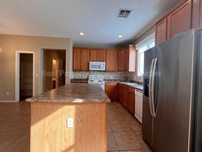 Building Photo - 14707 W Poinsettia Dr