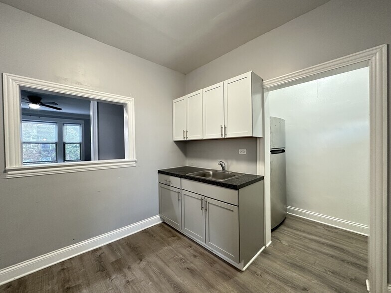 Building Photo - 1214 W Rosemont Ave