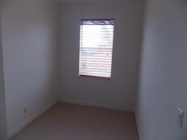Building Photo - 323 NW Sheffield Cir